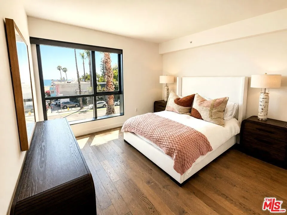 1755 Ocean Avenue #303 Santa Monica, CA 90401