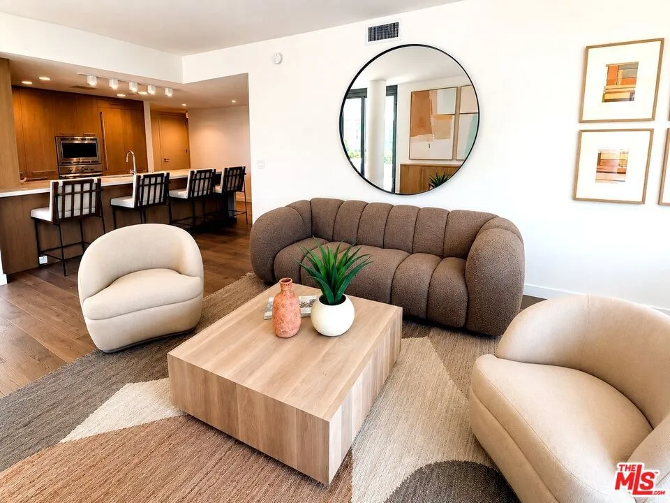 1755 Ocean Avenue #303 Santa Monica, CA 90401