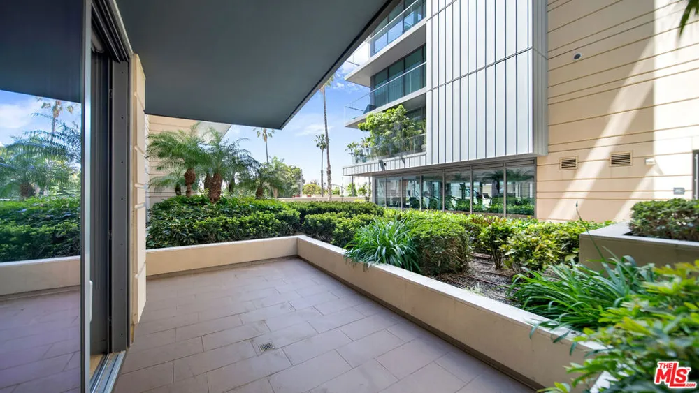 1755 Ocean Avenue #303 Santa Monica, CA 90401