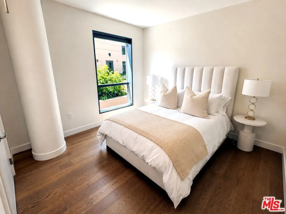 1755 Ocean Avenue #303 Santa Monica, CA 90401