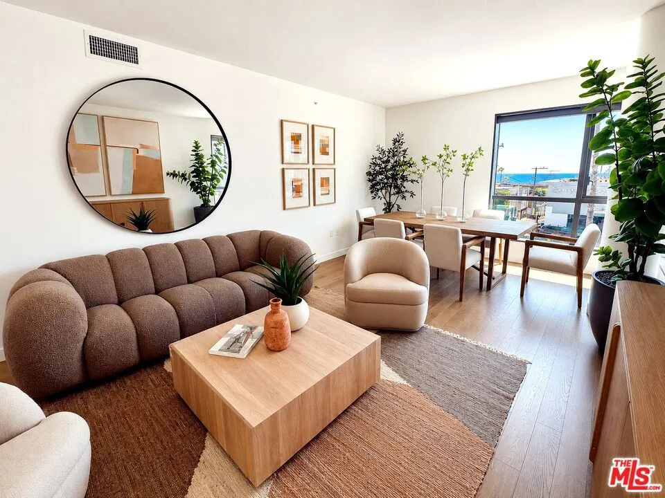1755 Ocean Avenue #303 Santa Monica, CA 90401