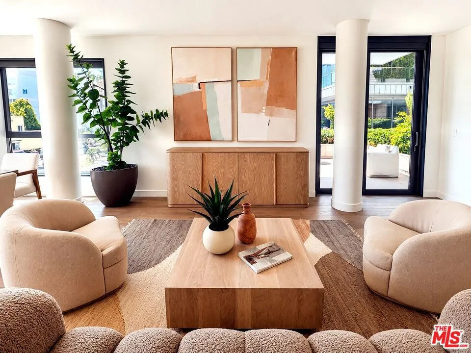 1755 Ocean Avenue #303 Santa Monica, CA 90401