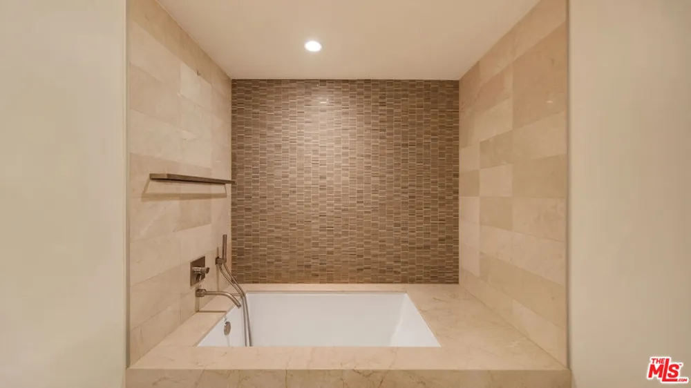 1755 Ocean Avenue #303 Santa Monica, CA 90401