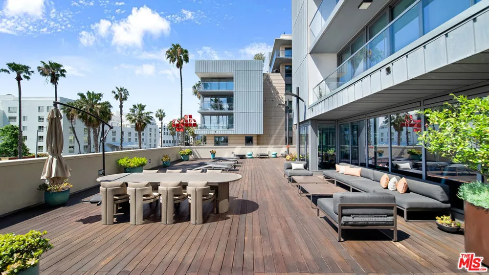 1755 Ocean Avenue #303 Santa Monica, CA 90401