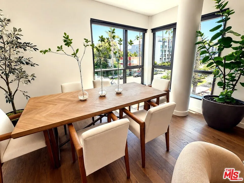 1755 Ocean Avenue #303 Santa Monica, CA 90401