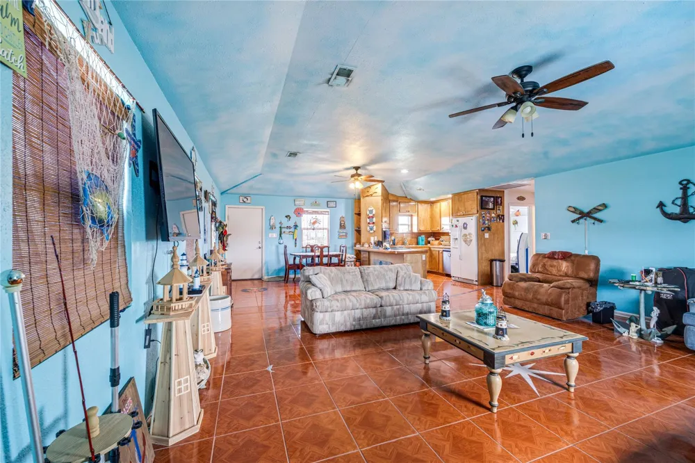 1495 Mabry Street Gilchrist, TX 77617