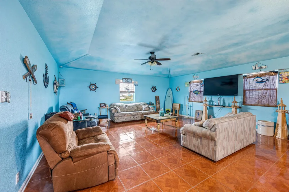 1495 Mabry Street Gilchrist, TX 77617