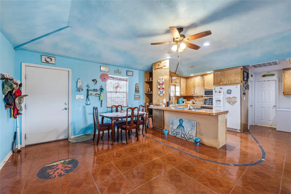 1495 Mabry Street Gilchrist, TX 77617