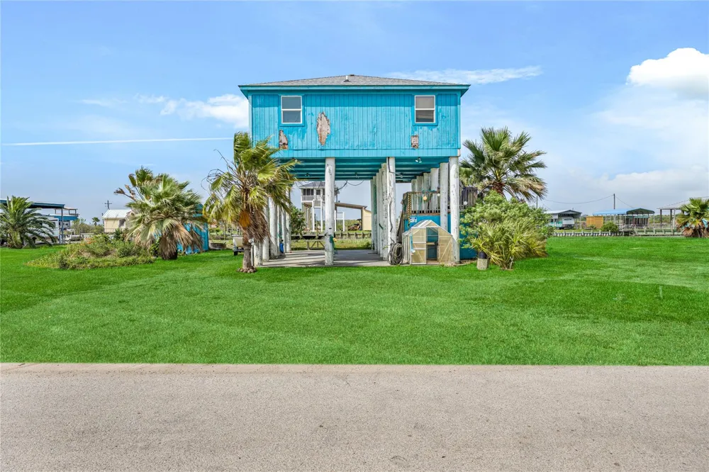 1495 Mabry Street Gilchrist, TX 77617