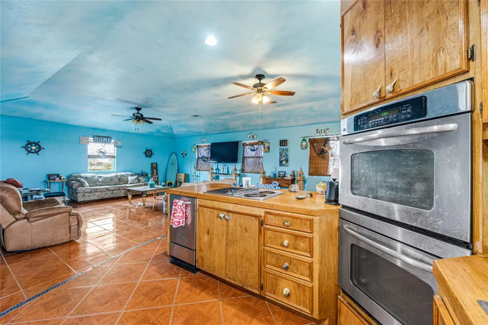 1495 Mabry Street Gilchrist, TX 77617