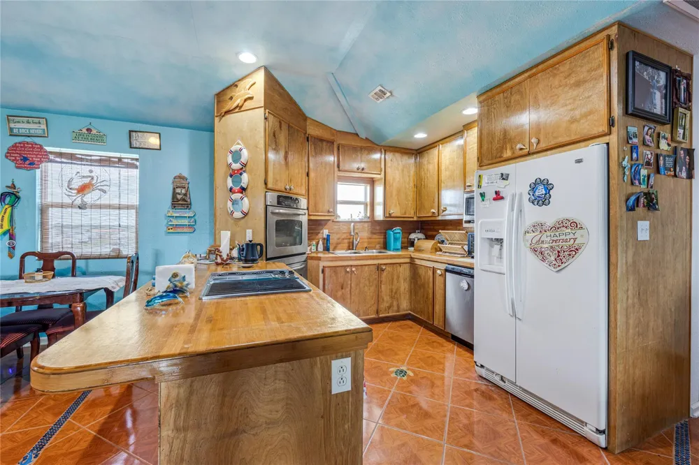 1495 Mabry Street Gilchrist, TX 77617