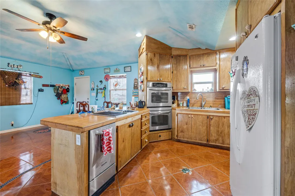 1495 Mabry Street Gilchrist, TX 77617