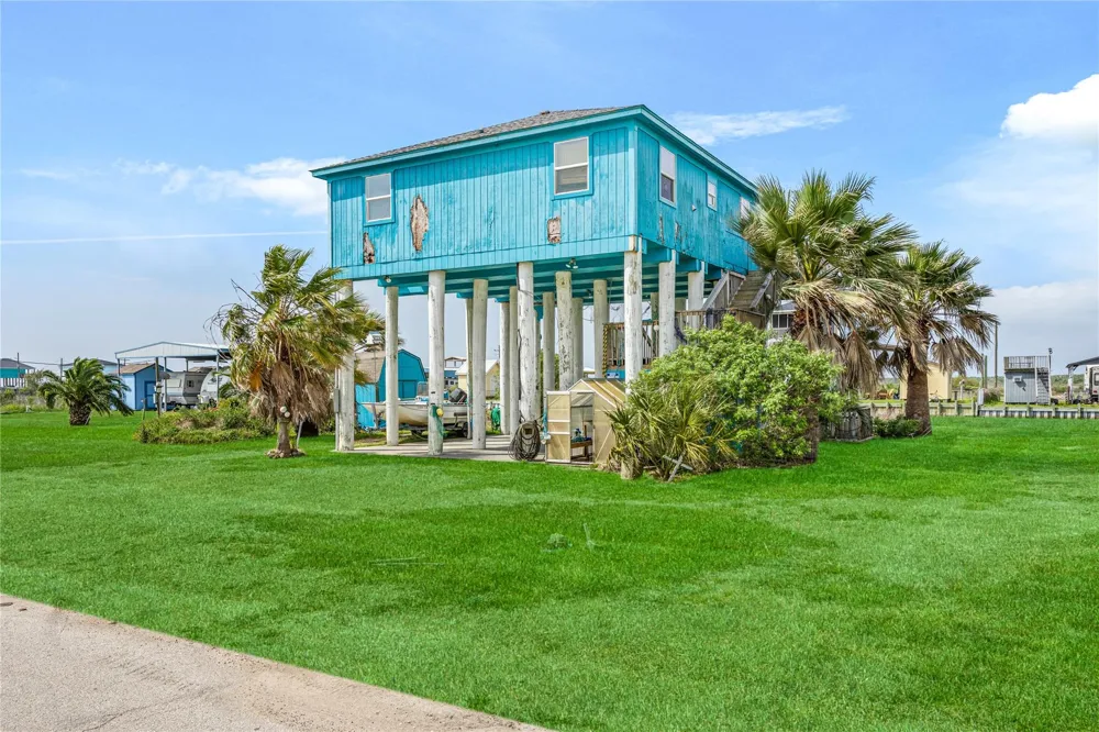 1495 Mabry Street Gilchrist, TX 77617