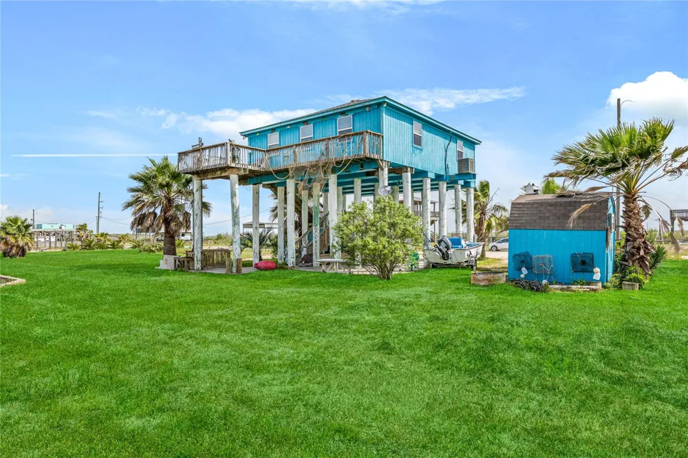 1495 Mabry Street Gilchrist, TX 77617