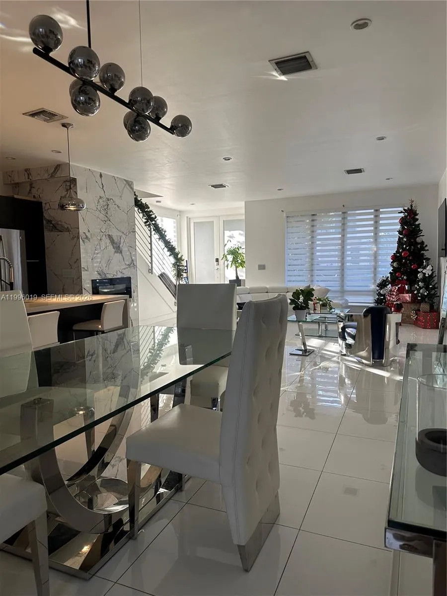 10361 NW 64th Ter Doral, FL 33178