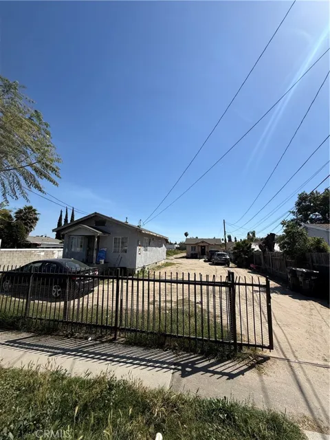 2402 E 126th