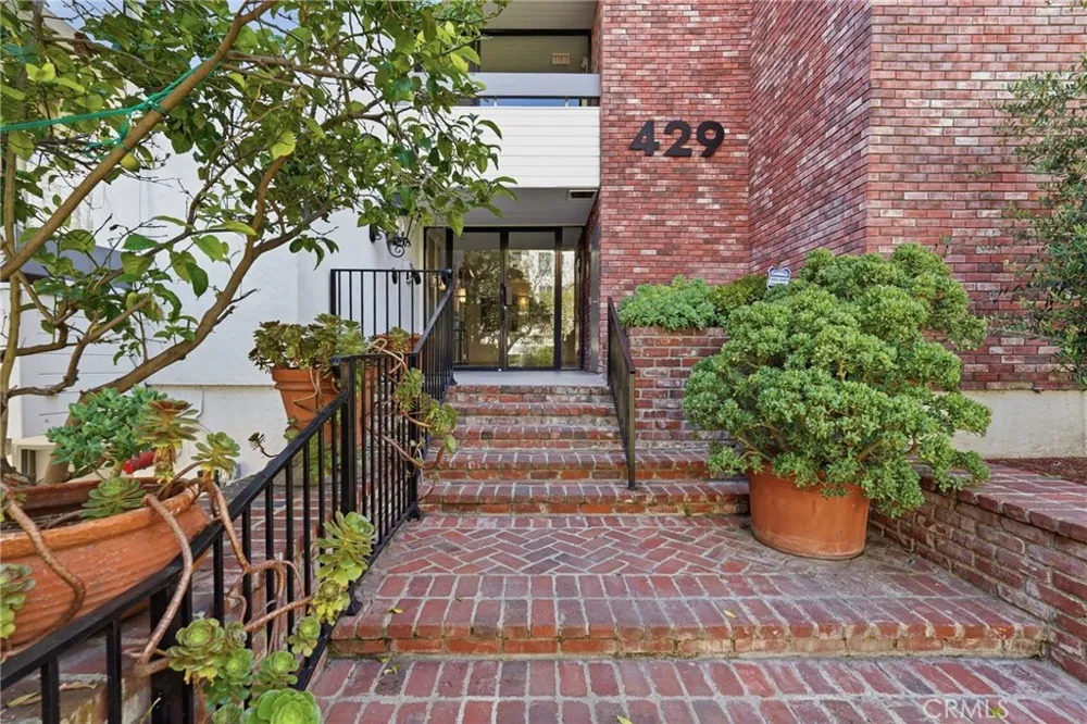 429 Oakhurst Drive #301 Beverly Hills, CA 90210