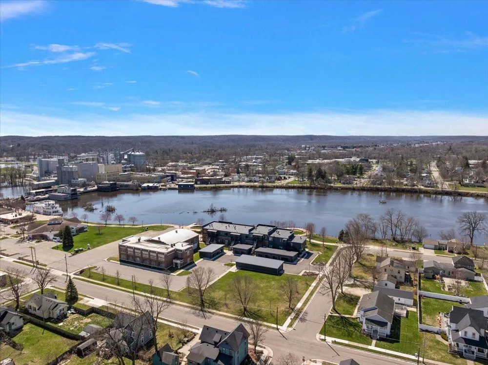 220 King Street #10 Lowell, MI 49331