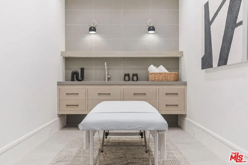 1072 Amalfi Drive Pacific Palisades, CA 90272