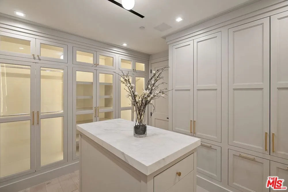 1072 Amalfi Drive Pacific Palisades, CA 90272