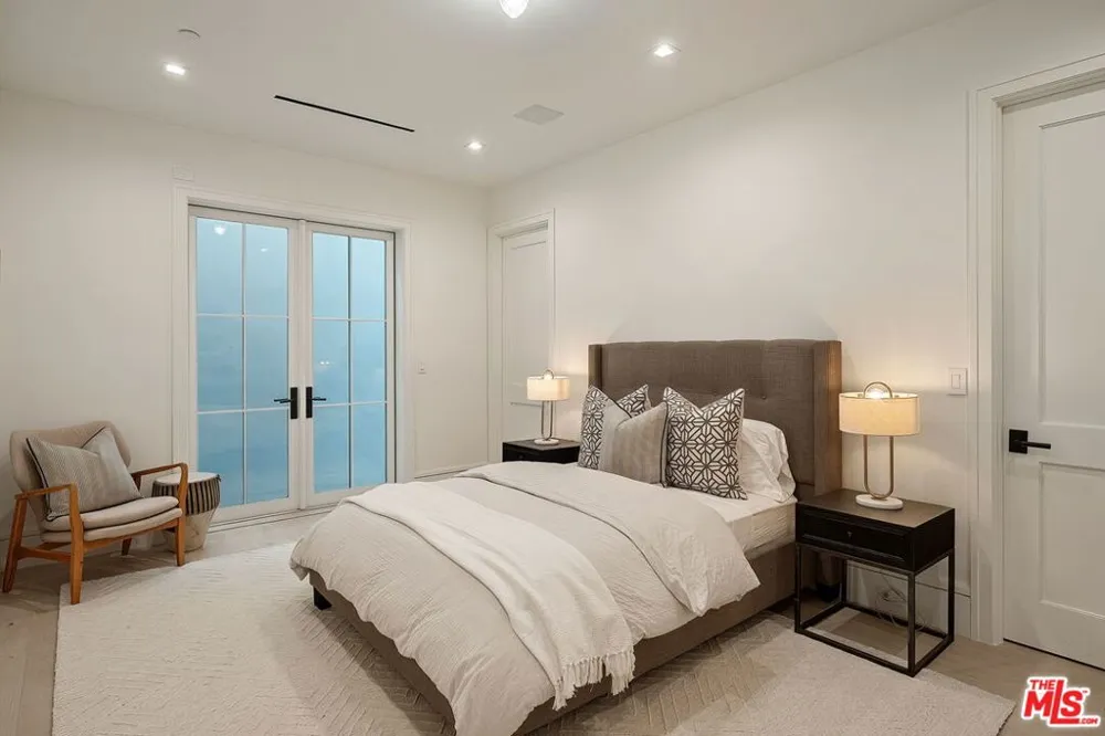1072 Amalfi Drive Pacific Palisades, CA 90272