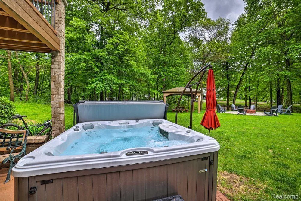 4380 Donnely Road Leoni Township, MI 49201