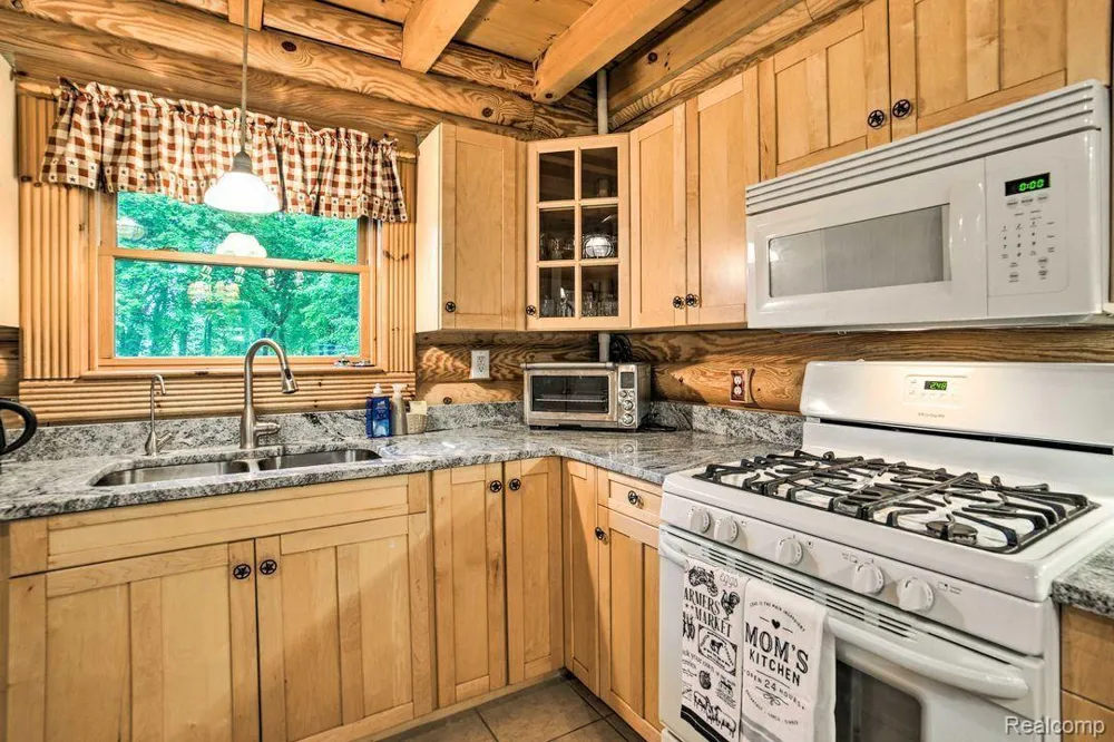 4380 Donnely Road Leoni Township, MI 49201