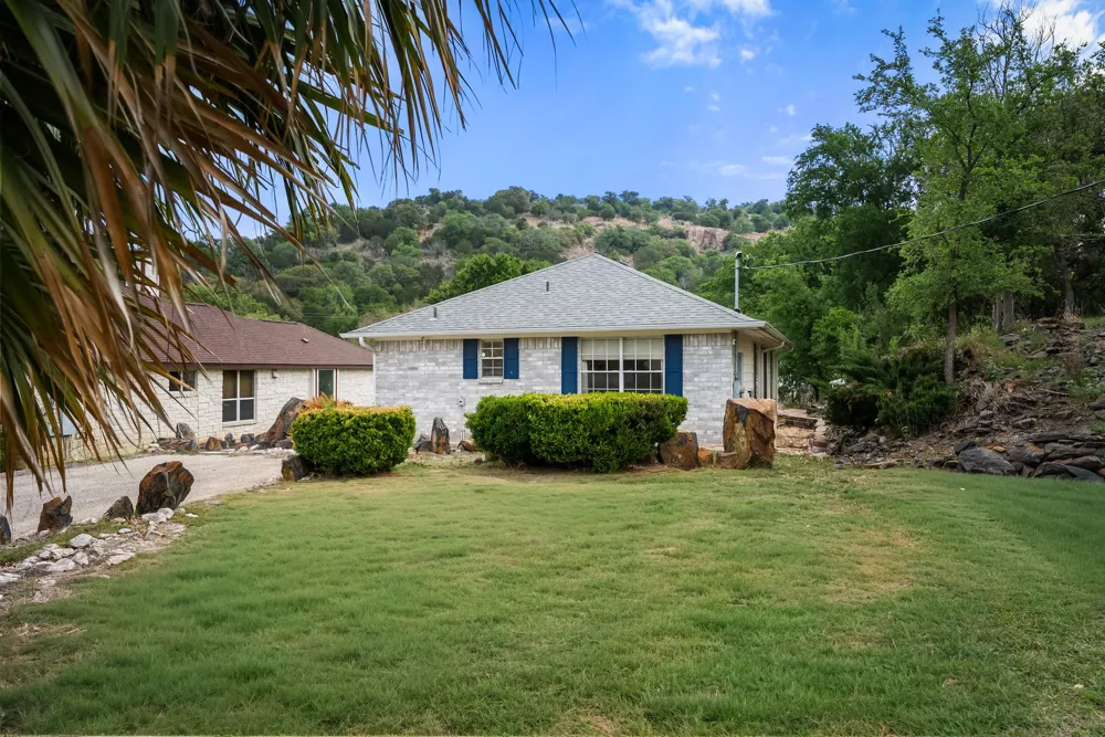 305 Mountain View Sunrise Beach, TX 78643