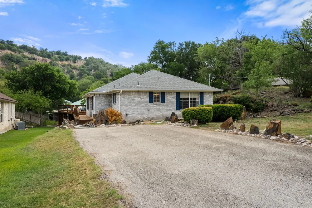 305 Mountain View Sunrise Beach, TX 78643