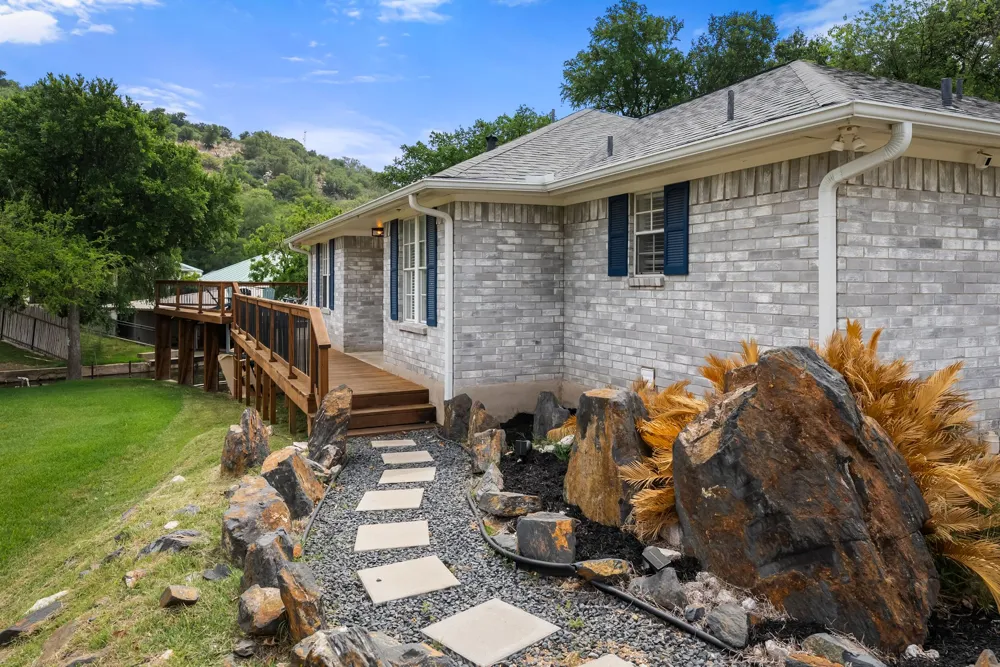305 Mountain View Sunrise Beach, TX 78643