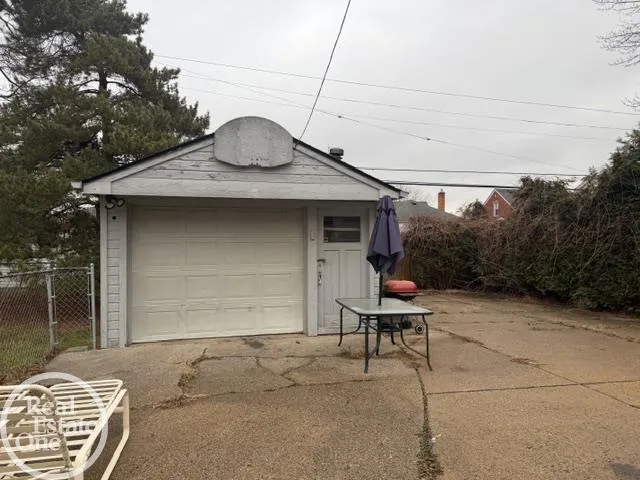 22138 Brittany Avenue Eastpointe City, MI 48021