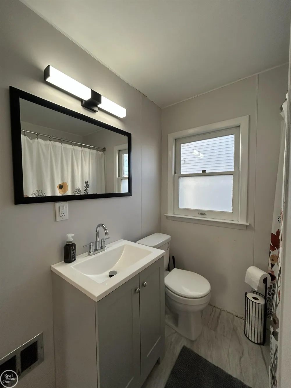 22138 Brittany Avenue Eastpointe City, MI 48021