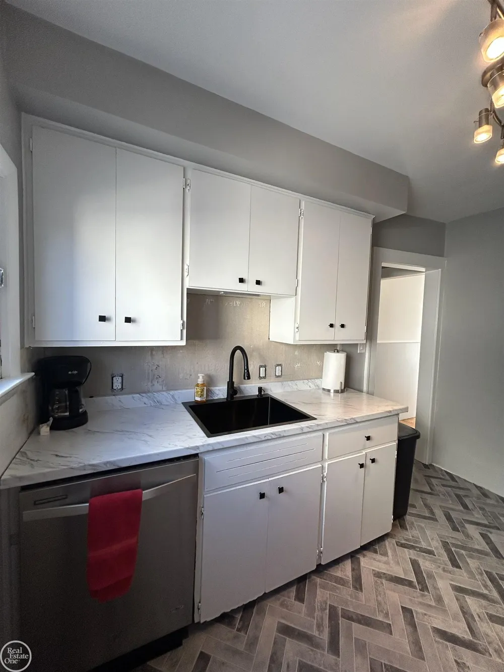 22138 Brittany Avenue Eastpointe City, MI 48021