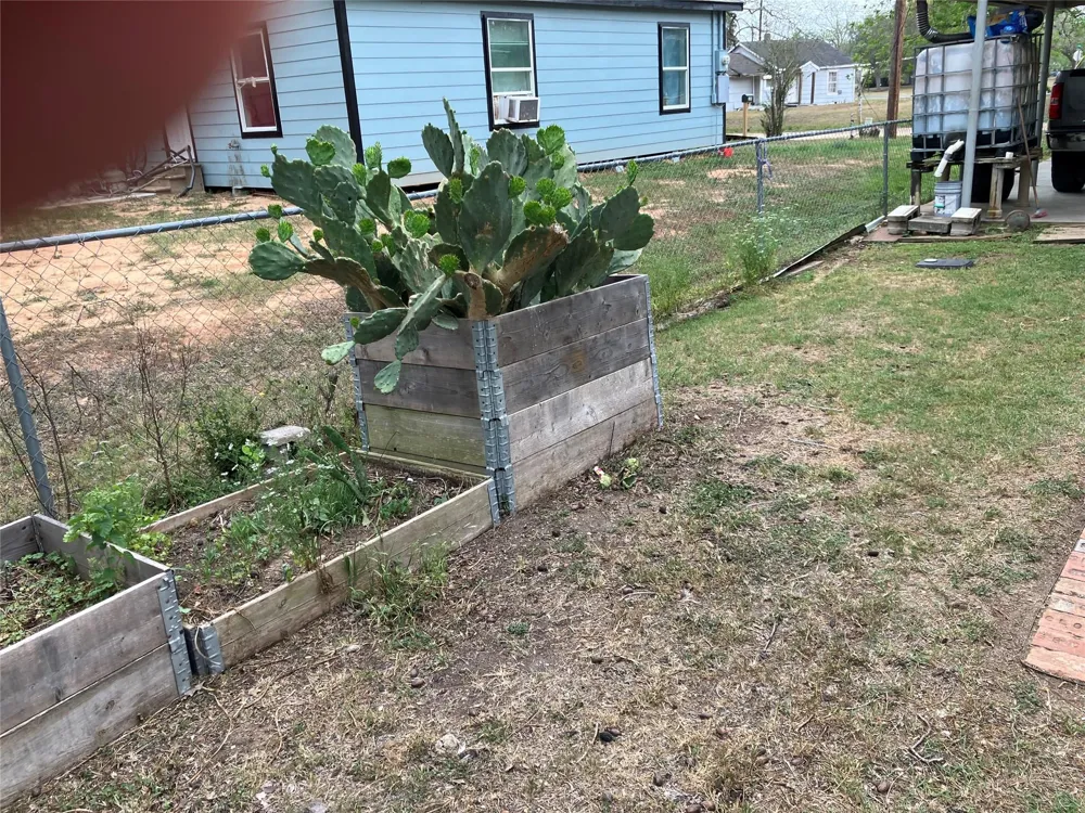 1010 Harlem El Campo, TX 77437