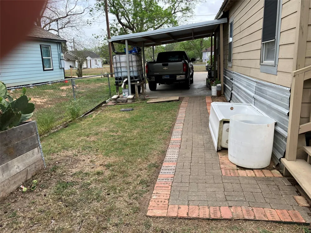 1010 Harlem El Campo, TX 77437
