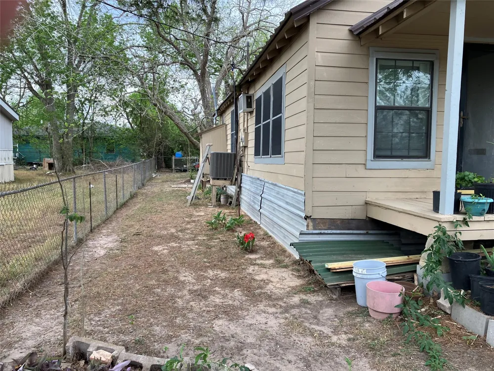 1010 Harlem El Campo, TX 77437
