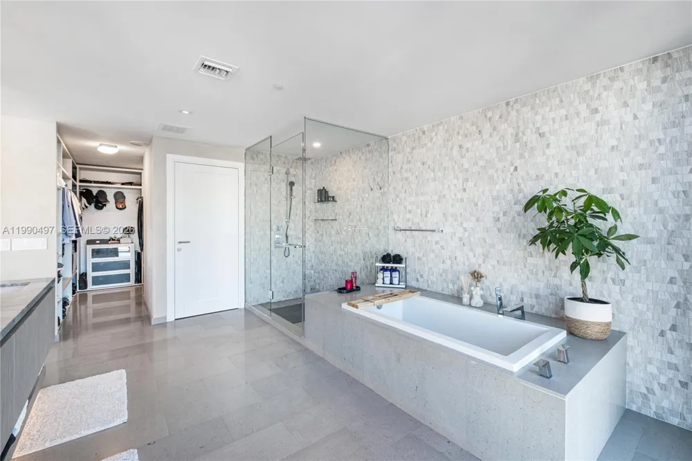 68 SE 6th St #3711 Miami, FL 33131