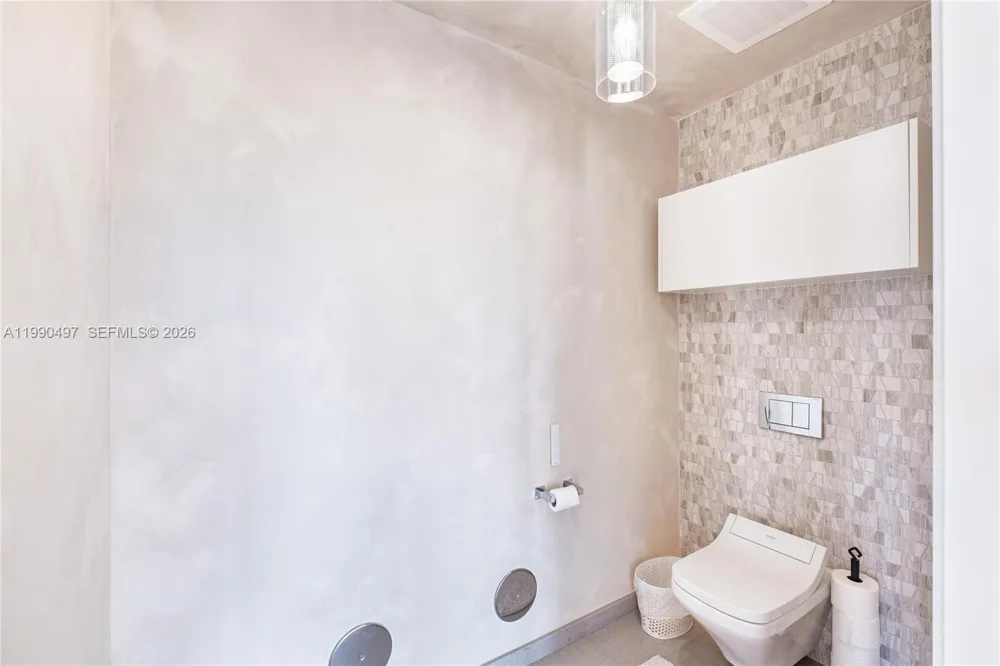 68 SE 6th St #3711 Miami, FL 33131