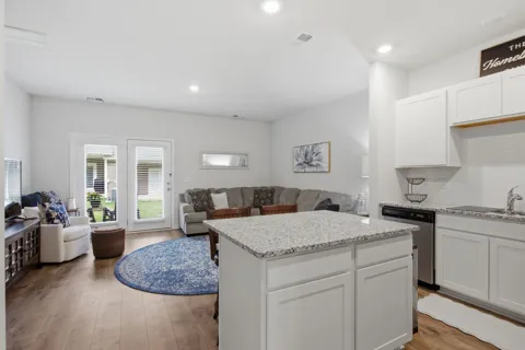 806 Dallas Dr