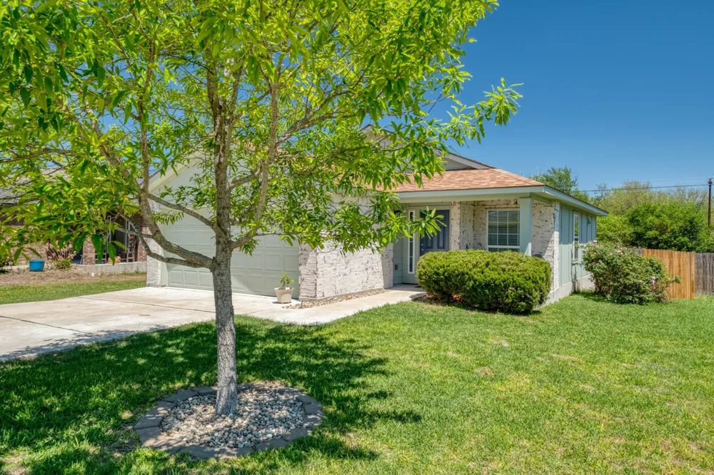 174 Falcon Drive Luling, TX 78648
