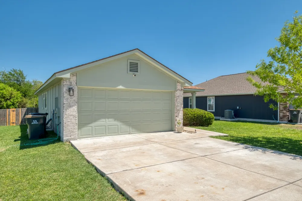 174 Falcon Drive Luling, TX 78648