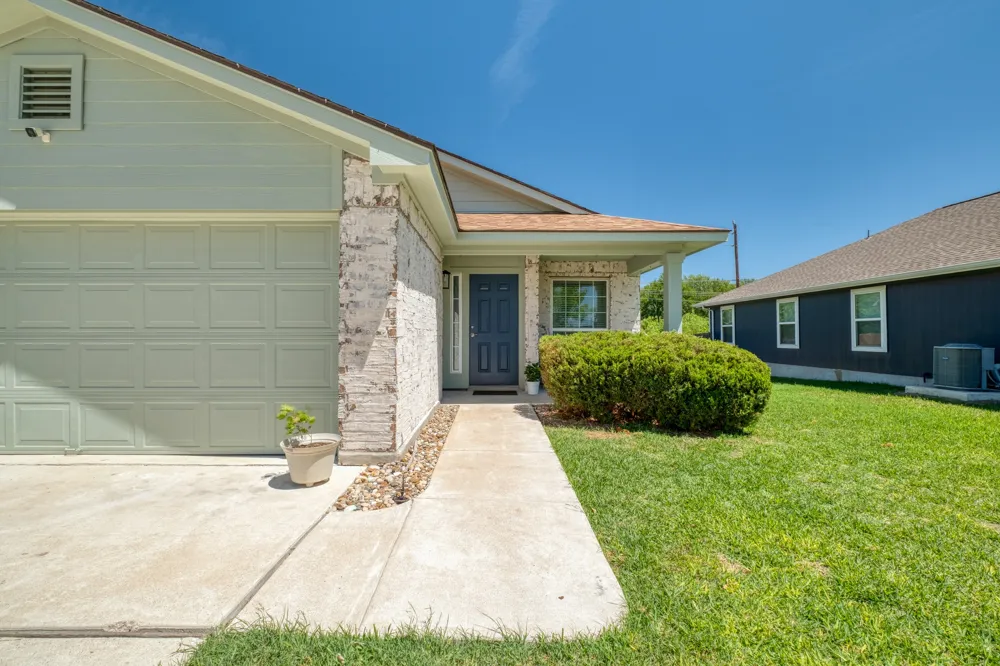 174 Falcon Drive Luling, TX 78648