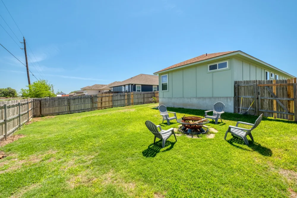 174 Falcon Drive Luling, TX 78648