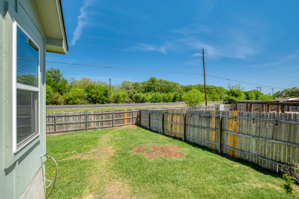 174 Falcon Drive Luling, TX 78648