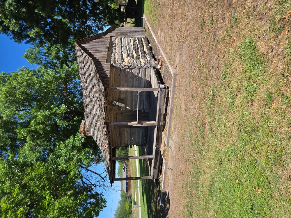 174 Falcon Drive Luling, TX 78648