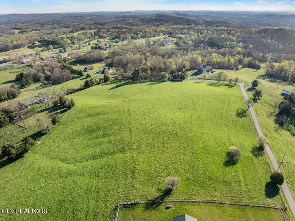 3 Dunsmore Rd Lenoir City, TN 37771