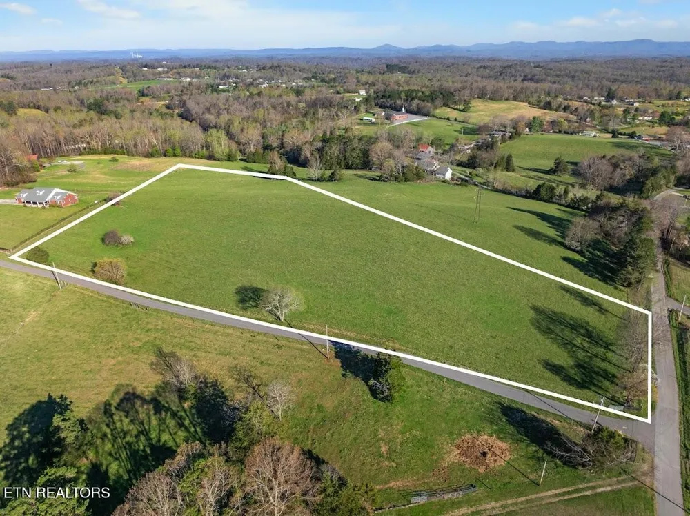 3 Dunsmore Rd Lenoir City, TN 37771