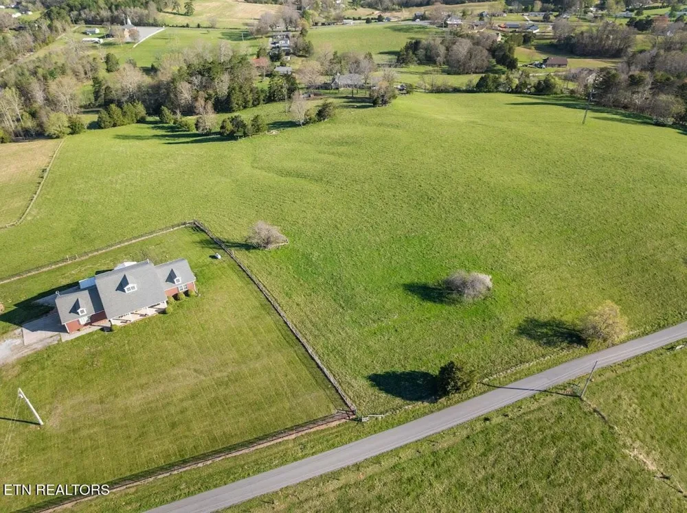 3 Dunsmore Rd Lenoir City, TN 37771