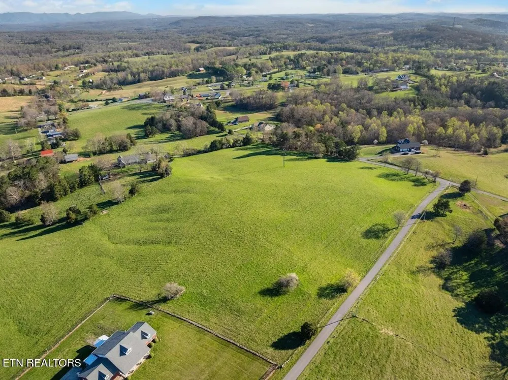 3 Dunsmore Rd Lenoir City, TN 37771