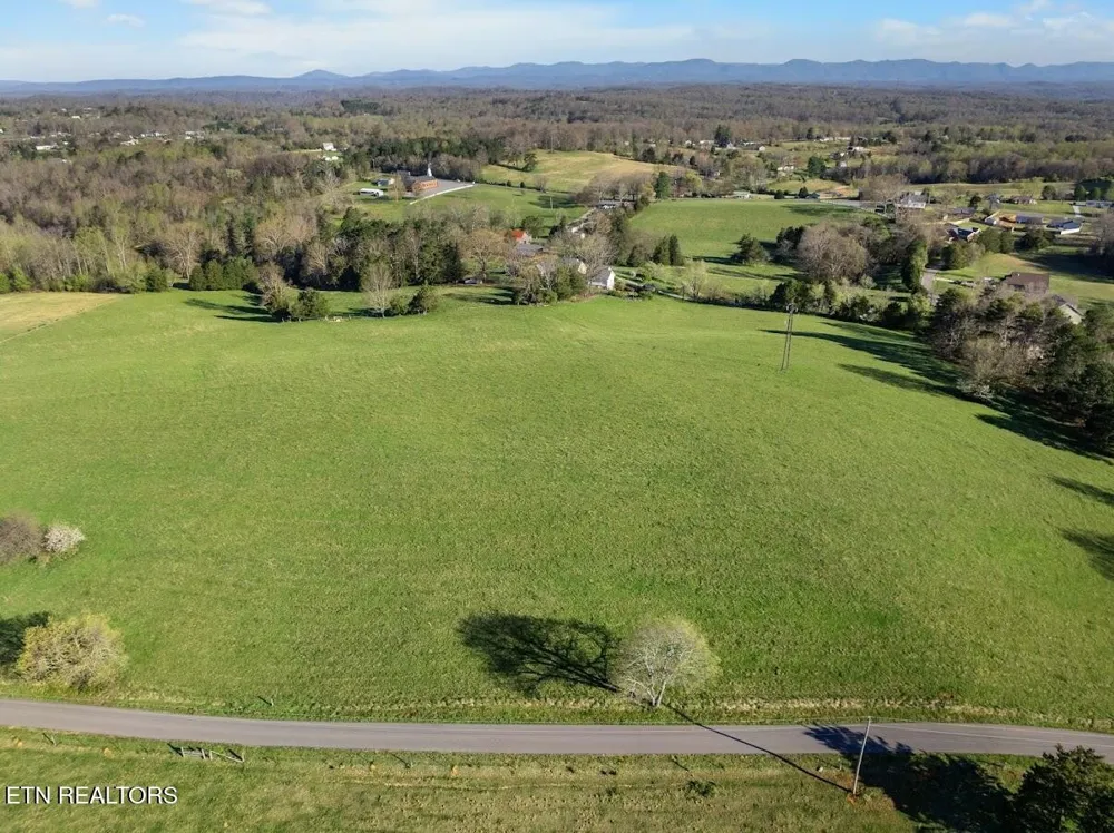 3 Dunsmore Rd Lenoir City, TN 37771